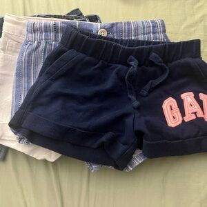 Five pairs of shorts, size XS/5T